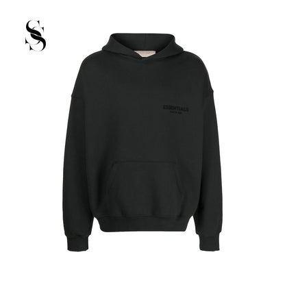 Imagen de un conjunto de ropa Essentials Black de Second Shot, mostrando la camiseta y pantalones en color negro.