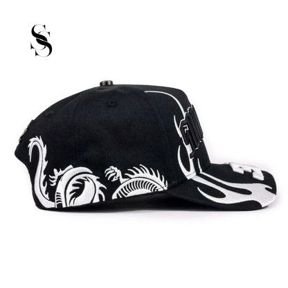 Gorra  BAEZ X SHIFU - SON OF GOD de Second Shot, con detalles artísticos y acabado en colores vibrantes.