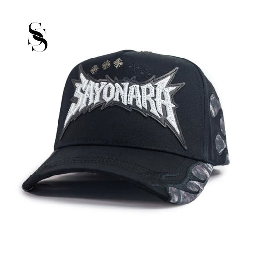 Gorra  BAEZ X SHIFU SAYONARA de Second Shot, diseño gráfico en la parte frontal de color negro y detalles en blanco.