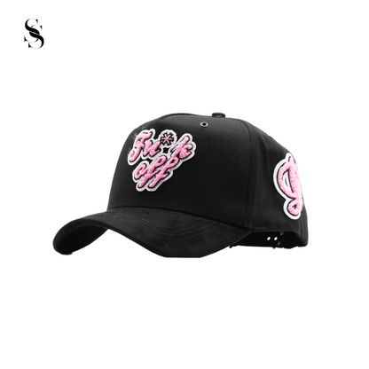 Sombrero Dandy Hats Fuck Off de Second Shot con diseño llamativo y estilo moderno, visible en la imagen.