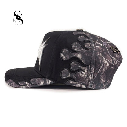 Gorra  BAEZ X SHIFU SAYONARA de Second Shot, diseño gráfico en la parte frontal de color negro y detalles en blanco.
