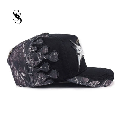Gorra  BAEZ X SHIFU SAYONARA de Second Shot, diseño gráfico en la parte frontal de color negro y detalles en blanco.