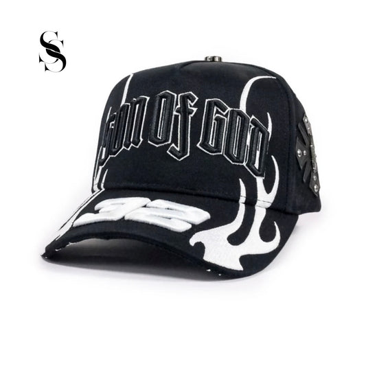 Gorra  BAEZ X SHIFU - SON OF GOD de la marca Second Shot, mostrando detalles de la escultura en color metálico.
