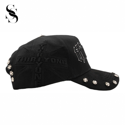 Gorro de estilo casual con diseño colorido y bordado que dice "31 Hats vs The World" de la marca Second Shot.