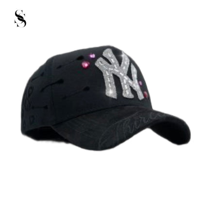 Gorra 31 Hats NY Sweethearts de la marca Second Shot, con diseño de corazones en color rojo y blanco sobre tela de algodón.