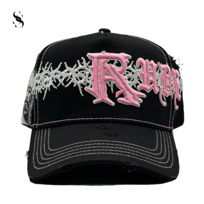 gorra negra Rude Awakenings de la marca Second Shot, con detalles de espinas y acabado en negro mate.