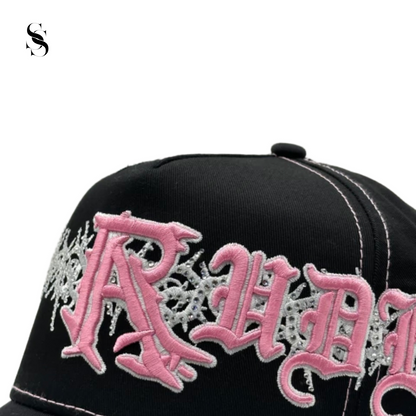 gorra negra Rude Awakenings de la marca Second Shot, con detalles de espinas y acabado en negro mate.