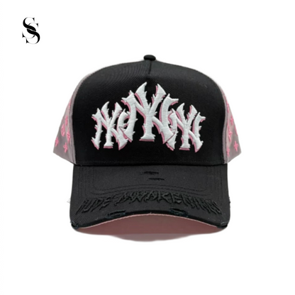 Gorra Rude Awakenings NYNYNY en color rosa y negro de Second Shot, con diseño moderno