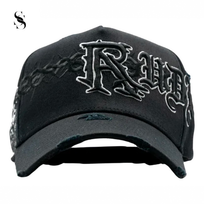 gorra negra Rude Awakenings de la marca Second Shot, con detalles de espinas y acabado en negro mate.
