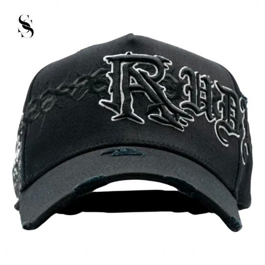 gorra negra Rude Awakenings de la marca Second Shot, con detalles de espinas y acabado en negro mate.