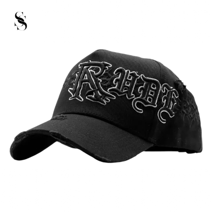 gorra negra Rude Awakenings de la marca Second Shot, con detalles de espinas y acabado en negro mate.