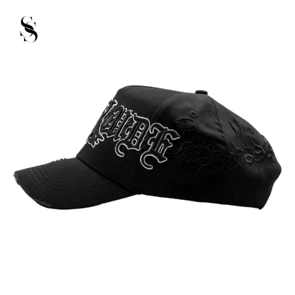 gorra negra Rude Awakenings de la marca Second Shot, con detalles de espinas y acabado en negro mate.