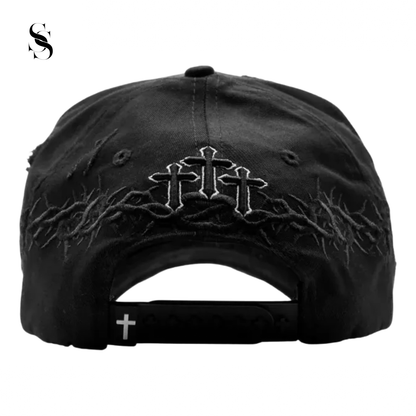 gorra negra Rude Awakenings de la marca Second Shot, con detalles de espinas y acabado en negro mate.