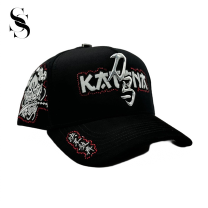 Sombrero El Dreamer Hats con diseño de katana de Dan Sanchez, estilo moderno y distintivo de la marca Second Shot.