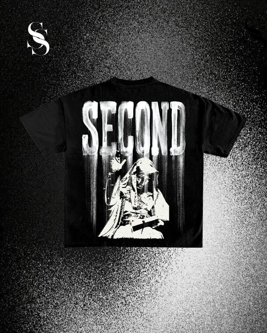 Camiseta Second Saint de Second Shot, estilo casual, en color negro con diseño gráfico en el frente, tela suave y cómoda.
