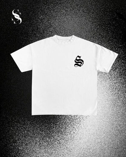 Camiseta blanca con diseño de perro enojado de la marca Second Shot, vista frontal sobre fondo neutro.