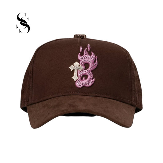 Gorra urbana Barbas Hats, modelo B Cross Pink con detalles de bordado en color rosa contrastante sobre la silueta estructurada