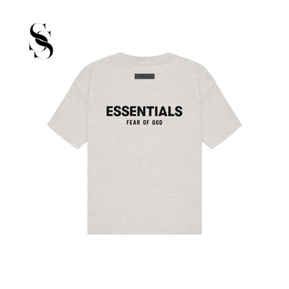Camiseta de manga corta Fear of God Essentials parte trasera en color gris jaspeado claro con logotipo frontal negro en el pecho sobre fondo blanco.