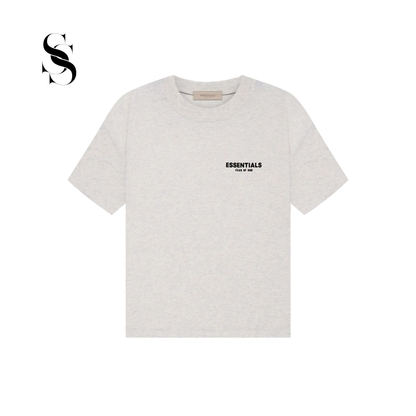 Camiseta de manga corta Fear of God Essentials en color gris jaspeado claro con logotipo frontal negro en el pecho sobre fondo blanco.