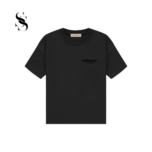 Playera de manga corta Fear of God Essentials en color negro liso con logotipo frontal tonal en el pecho sobre fondo blanco.