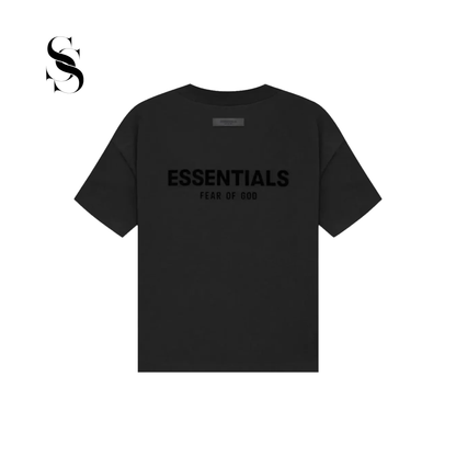 Playera de manga corta Fear of God Essentials parte trasera en color negro liso con logotipo frontal tonal en el pecho sobre fondo blanco.