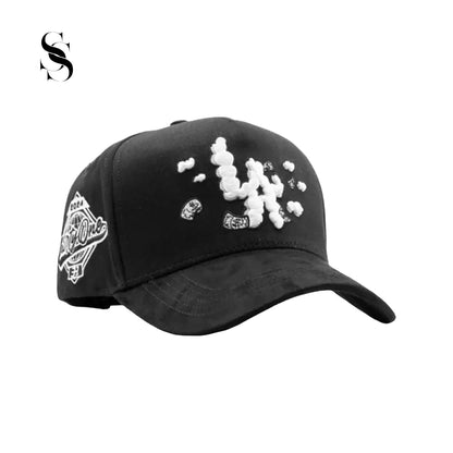 Gorra negra de la marca Second Shot con diseño de nubes grises, estilo casual y urbano, para un look moderno y cómodo.