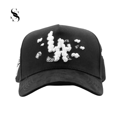 Sombrero negro con diseño de nubes blancas, estilo casual, de la marca Second Shot, modelo 31 Hats LA Clouds Black.