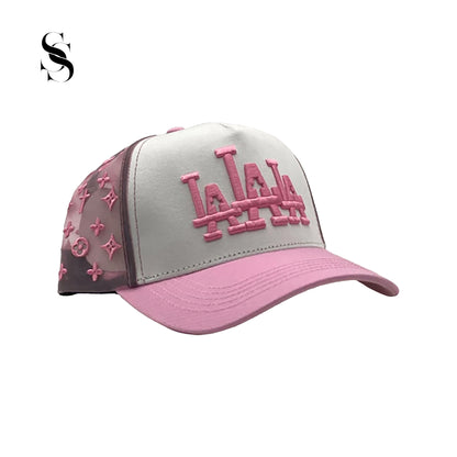 Gorra Rude Awakings LALALA en blanco y rosa, marca Second Shot, con detalles bordados en rosa y diseño llamativo y moderno.