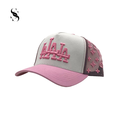 Gorra Rude Awakings LALALA en blanco y rosa, marca Second Shot, con detalles bordados en rosa y diseño llamativo y moderno.