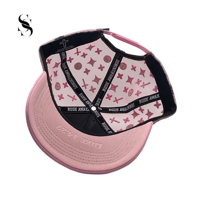Gorra Rude Awakings LALALA en blanco y rosa, marca Second Shot, con detalles bordados en rosa y diseño llamativo y moderno.