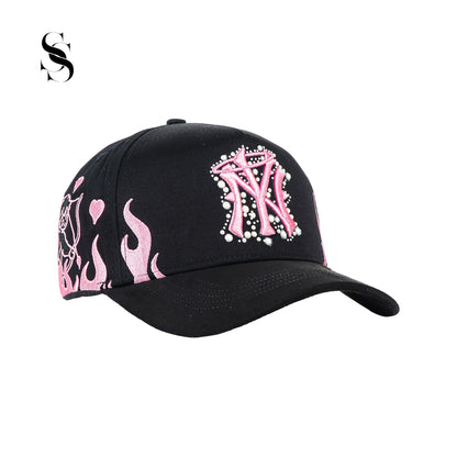 Sombrero de 31 Hats NY Pearls de estilo clásico con perlas blancas y diseño elegante, ideal para completar un atuendo sofisticado.
