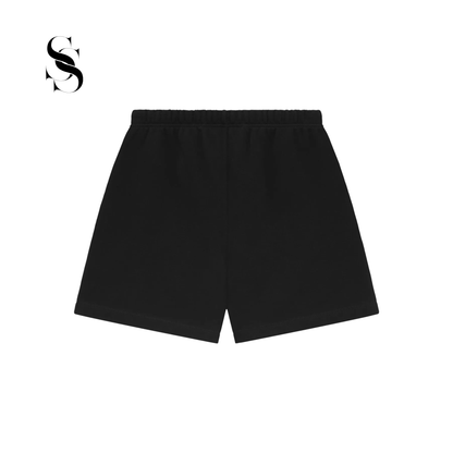 Short deportivo Fear of God Essentials en color negro con cordones ajustables, parche frontal de goma y logotipo blanco impreso en la pierna izquierda.